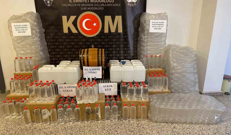 Si̇vasta İçki̇ Yapımında Kullanılan 215.5 Li̇tre Kaçak Sahte Alkol Ele Geçi̇ri̇ldi̇