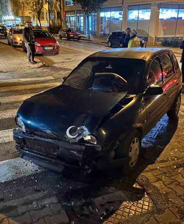 Si̇vasta İki̇ Otomobi̇l Çarpıştı: 7 Yaralı