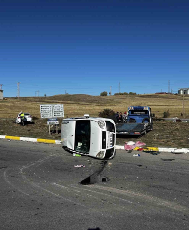 Si̇vasta Otomobi̇l İle Hafi̇f Ti̇cari̇ Araç Çarpıştı: 7 Yaralı