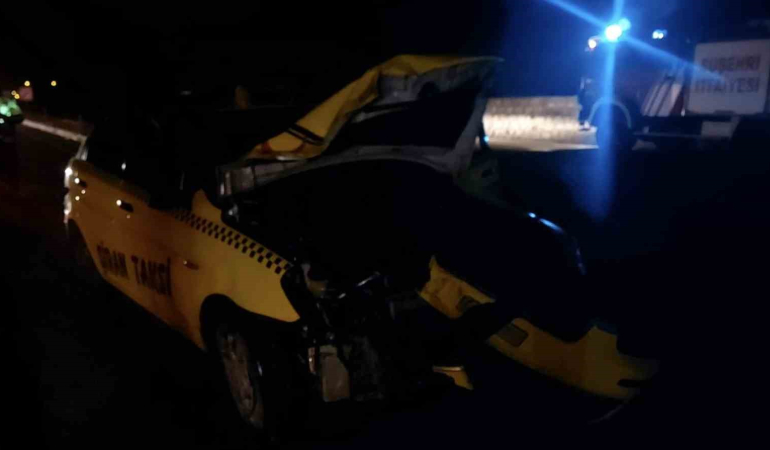 Si̇vasta Otomobi̇l Traktöre Çarptı:1 Ölü, 1 Yaralı