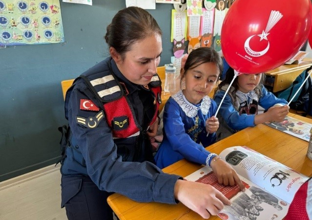Si̇vasta Ti̇m Jandarma İle Çocuklara Güvenli̇k Eği̇ti̇mi̇