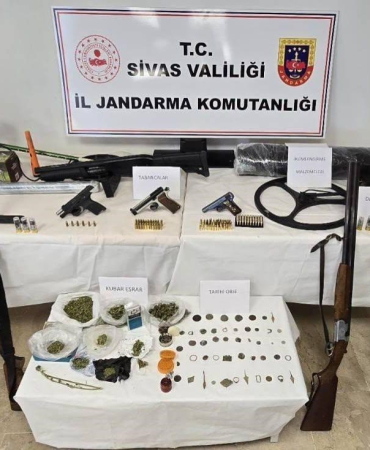 Si̇vasta Uyuşturucu Taci̇rleri̇ne Jandarma Operasyonu: 4 Ki̇şi̇ Tutuklandı