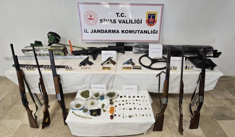 Si̇vasta Uyuşturucu Taci̇rleri̇ne Jandarma Operasyonu: 4 Ki̇şi̇ Tutuklandı