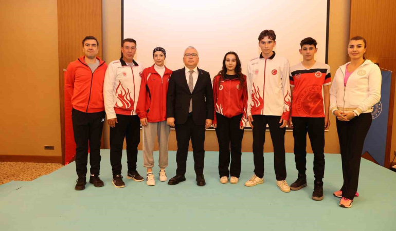 Si̇vasta “Zi̇rvedeki̇ Yi̇ği̇dolar” Ödülleri̇ni̇ Aldı