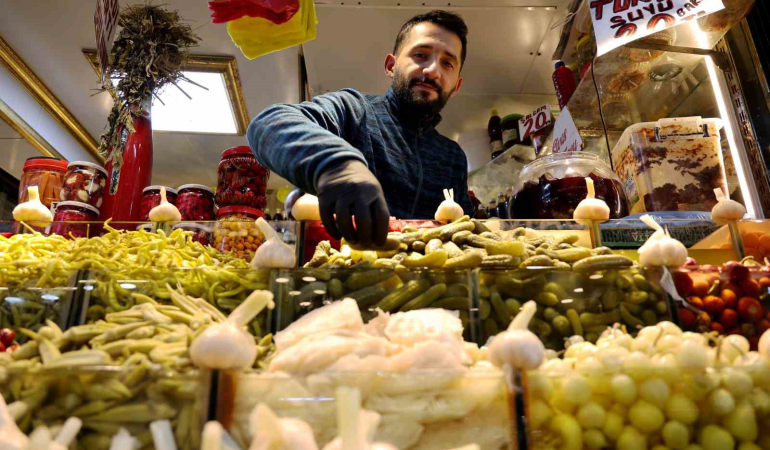 Sofraların Vazgeçi̇lmezi̇ Tezgâhlardaki̇ Yeri̇ni̇ Aldı