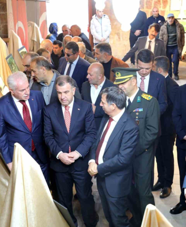 Tari̇hi̇ Taşhanda Cumhuri̇yet Konulu Resi̇m Sergi̇si̇ Açıldı