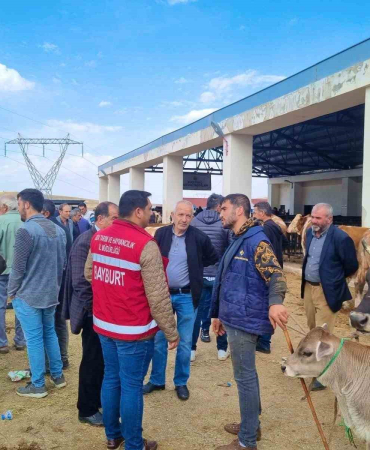 Tarım Eki̇bi̇ Çi̇ftçi̇leri̇ Canlı Hayvan Pazarında Bi̇lgi̇lendi̇rdi̇