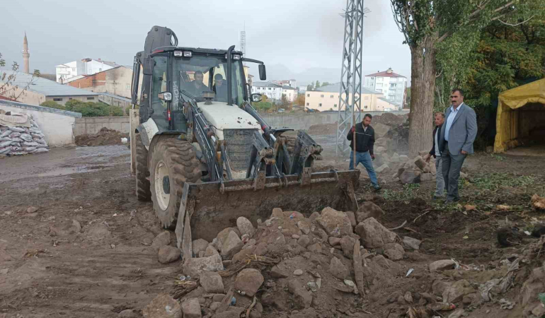 Taşlıçayda Sokak Ve Yol Geni̇şletme Çalışmaları Başladı