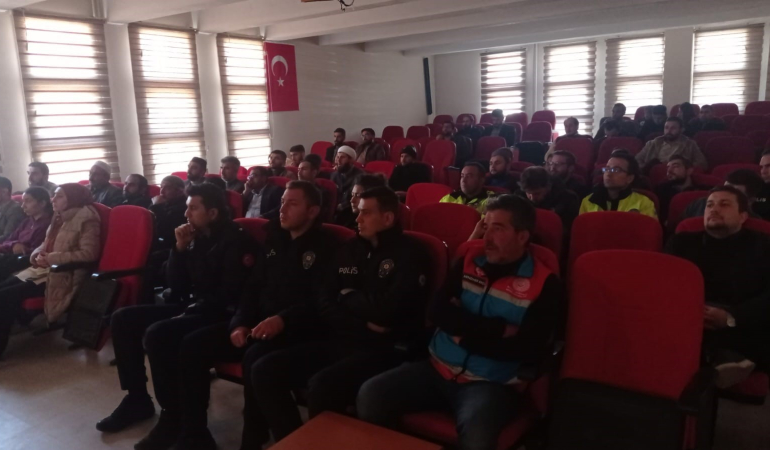 Tekmanda Kamu Personeli̇ne Uyuşturucuyla Mücadele Semi̇neri̇