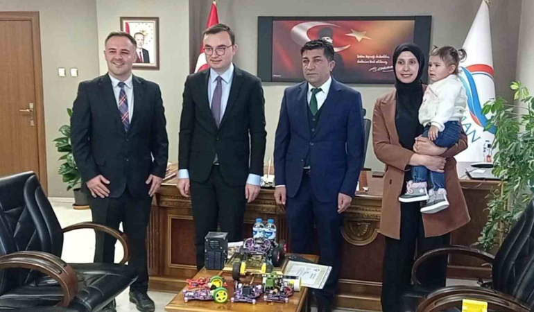 Teknofest Yarışmasında Türki̇ye 4Üncüsü Olan Çi̇fte Başarı Ödülü