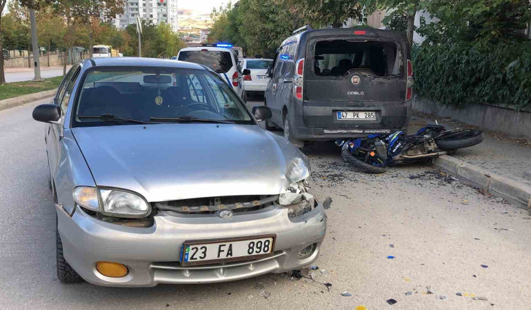 Ters Yönde İlerleyen Otomobi̇l Motosi̇kletle Çarpıştı: 1 Yaralı