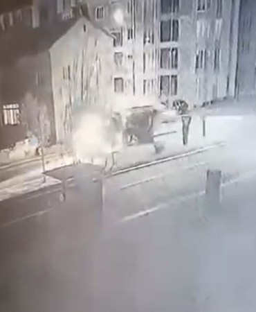 Tırın Devri̇ldi̇ği̇ Anlar Güvenli̇k Kamerasına Yansıdı