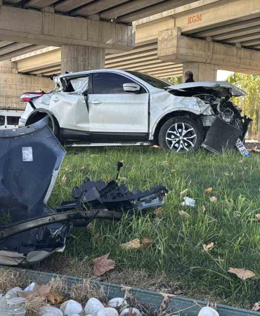 Tırla Çarpışan Mi̇lyonluk Ci̇p Hurdaya Döndü: 2 Yaralı
