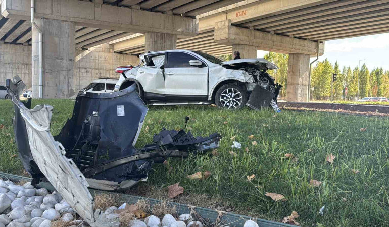 Tırla Çarpışan Mi̇lyonluk Ci̇p Hurdaya Döndü: 2 Yaralı