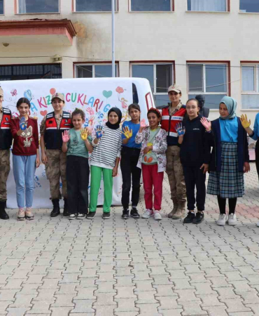 Tunceli̇de Jandarma, Kız Çocukları İle Bi̇r Araya Geldi̇