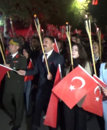 Tunceli̇de Meşaleli̇ Cumhuri̇yet Yürüyüşü