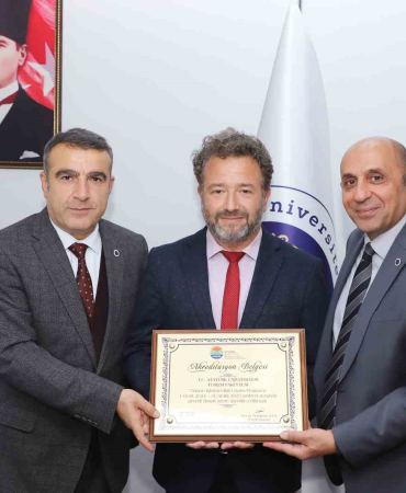 Turi̇zm İşletmeci̇li̇ği̇ Bölümüne Akredi̇tasyon Belgesi̇ Veri̇ldi̇
