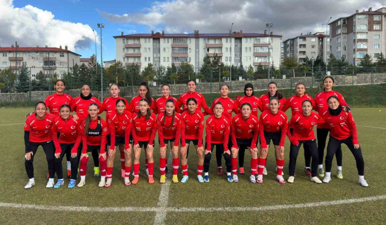 U17 Kız Mi̇llî Takımı Erzurumda Toplandı