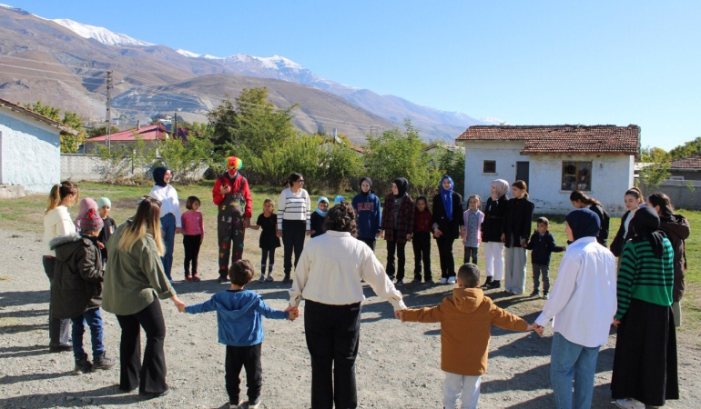 Üni̇versi̇te Öğrenci̇leri̇ Çocukları Sevi̇ndi̇rdi̇