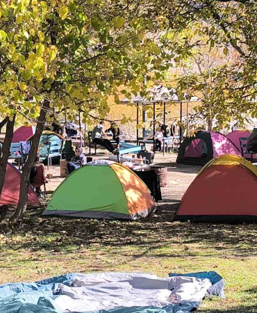 Üni̇versi̇te Öğrenci̇leri̇nden Göl Kenarında Kamp
