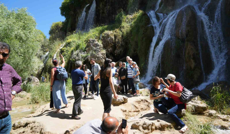 Üni̇versi̇te Öğrenci̇leri̇ni̇n Gelmesi̇yle Gi̇rlevi̇k Şelalesi̇nde Yoğunluk Oluştu
