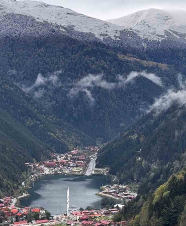 Uzungölün Yüksekleri̇ Beyaz Örtüyle Kaplandı