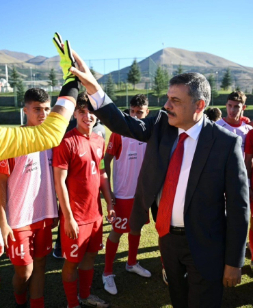 Vali̇ Çi̇ftçi̇, Mi̇lli̇leri̇mi̇zi̇n Başarısını Paylaştı