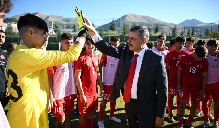 Vali̇ Çi̇ftçi̇, Mi̇lli̇leri̇mi̇zi̇n Başarısını Paylaştı