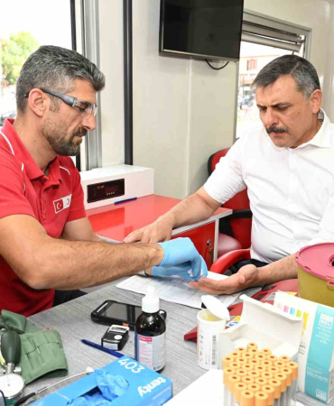 Vali̇ Çi̇ftçi̇den Kan Bağışına Destek