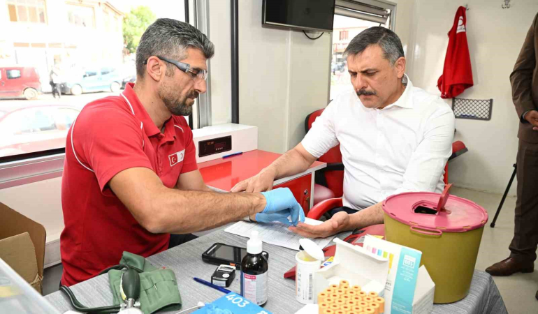 Vali̇ Çi̇ftçi̇den Kan Bağışına Destek