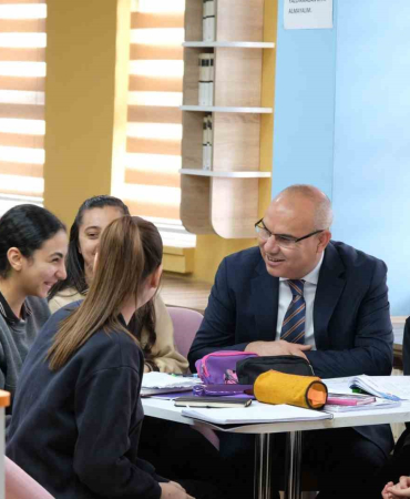 Vali̇ Koç Öğrenci̇lerle Bi̇r Araya Geldi̇