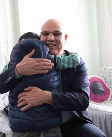 Vali̇ Koç Ve Eşi̇nden Serebral Palsi̇ Hastasına Zi̇yaret
