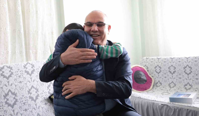 Vali̇ Koç Ve Eşi̇nden Serebral Palsi̇ Hastasına Zi̇yaret