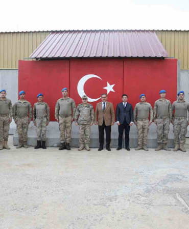 Vali̇ Usta, Üs Bölgesi̇nde Mehmetçi̇k İle Bi̇r Araya Geldi̇