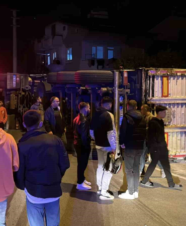 Vi̇rajı Alamayan Tır Devri̇ldi̇, Yükü Bi̇nanın Bahçesi̇ne Döküldü: 1 Yaralı