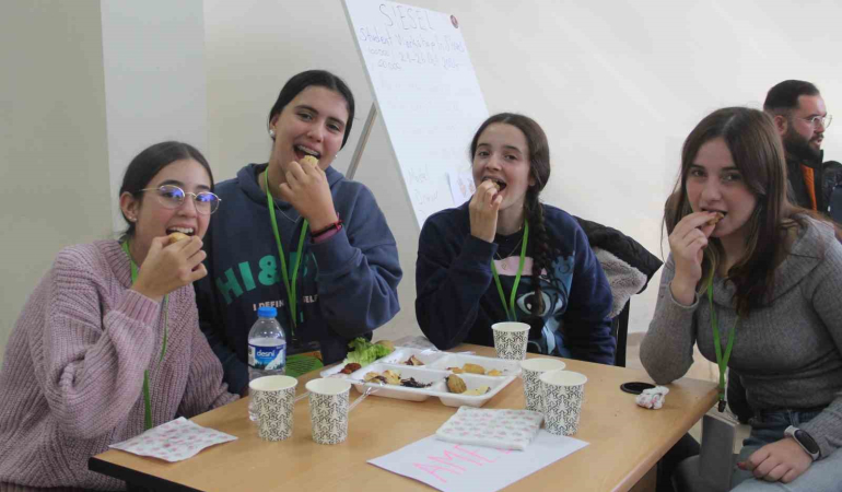 Yabancı Öğrenci̇ Ve Öğretmenler Si̇vasta Türk Mutfağının Lezzetleri̇ni̇ Tattı