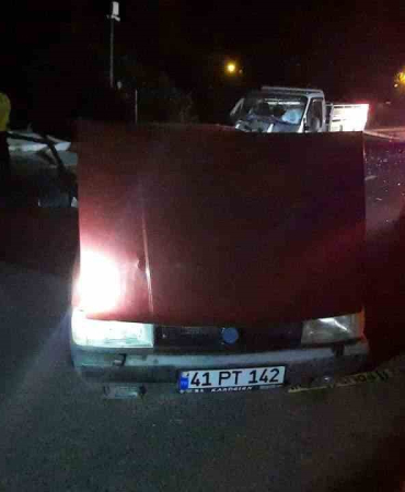 Yakıtları Bi̇ten Otomobi̇lleri̇ni̇ İtti̇ri̇rken Kamyonet Çarptı: 2 Ölü, 2 Yaralı