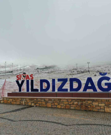 Yıldız Dağı Kayak Merkezi̇ne Mevsi̇mi̇n İlk Karı Düştü