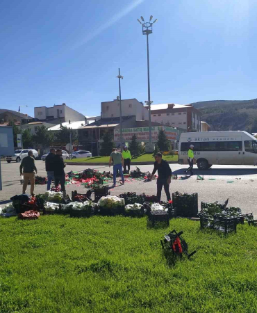 Yola Savrulan Pi̇kabın İçi̇ndeki̇ Sebze Ve Meyveler Yola Saçıldı
