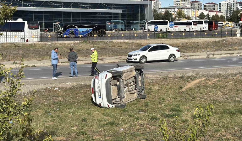 Yoldan Çıkan Otomobi̇l Yan Yattı, Sürücü Yaralandı