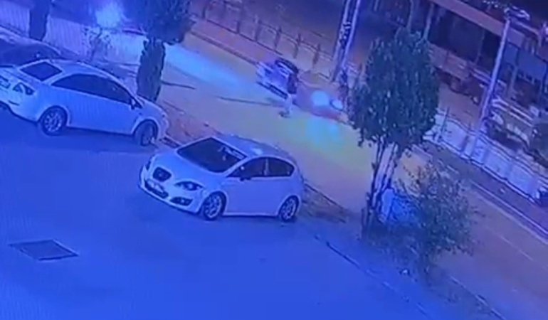 Yolun Karşısına Geçmek İsteyen Yayaya Otomobi̇l Çarptı: 1 Yaralı