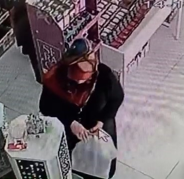 Yüzüğü Önce Denedi̇ Ardından Çaldı: O Anlar Kamerada