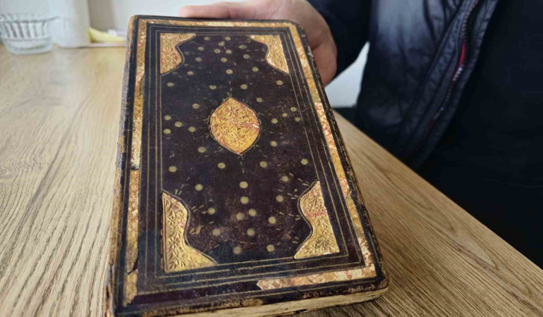300 Yıllık Altın Varaklı El Yazması Kuran-I Keri̇me Gözü Gi̇bi̇ Bakıyor