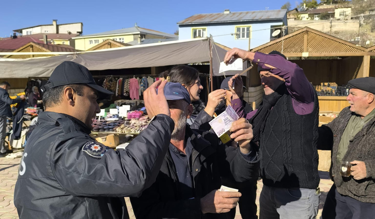 Polis ekipleri vatandaşı  bilgilendirme yaparak broşür dağıttı
