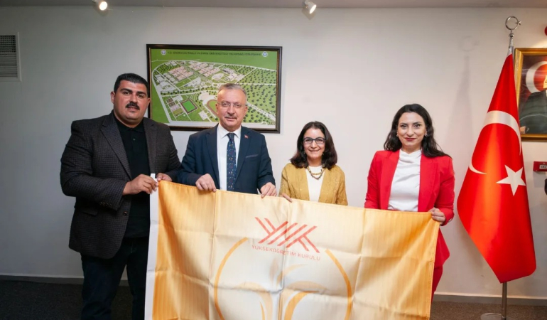 YÖK 2024 Engelsiz Üniversitelere  bayrak ve belgeleri verildi