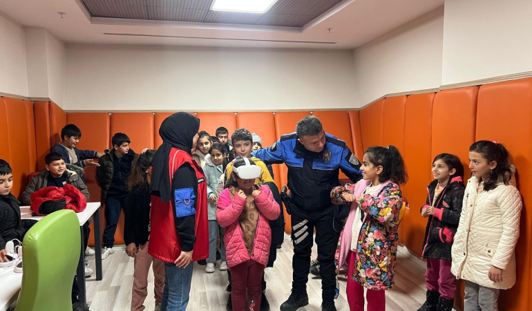 “Minik Adımlar Polis İle Beraber Teknolojinin Peşinde”