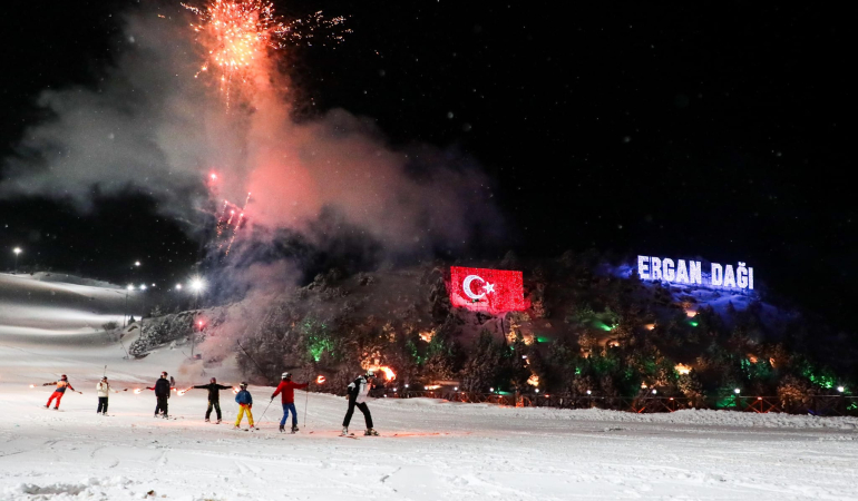 Ergan Dağı Sezonunu Açan İlk Kayak Merkezi Oldu