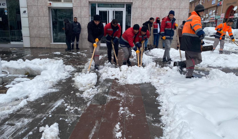 Erzincan Belediyesi Karla Mücadele Çalışmalarını Aralıksız Sürdürüyor