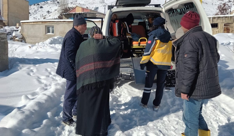 Sağlık ekipleri karlı yolları aşarak hastanın imdadına yetişti