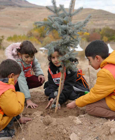 "81 İlde 81 Orman" Projesi̇nde Erzi̇ncanda 50 Bi̇n Fi̇dan Toprakla Buluştu